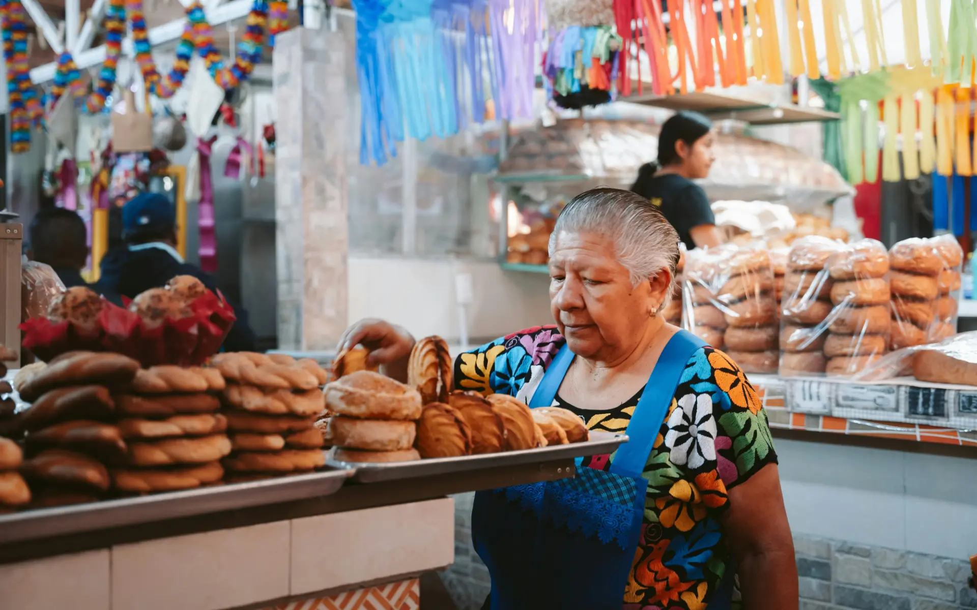 Vendedora de pan tradicional en un mercado de Oaxaca