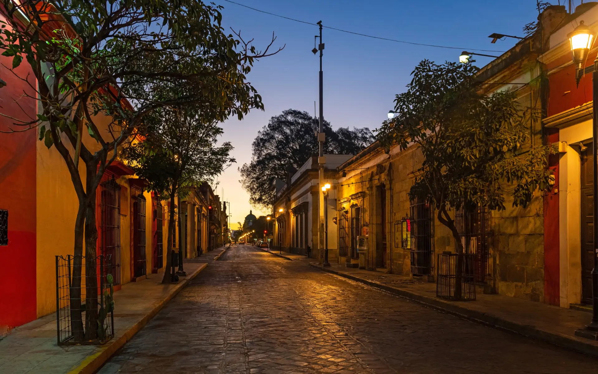 Calle del centro histórico de Oaxaca al anochecer