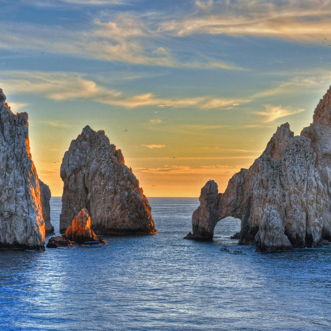 El Arco de Cabo San Lucas frente al mar al atardecer