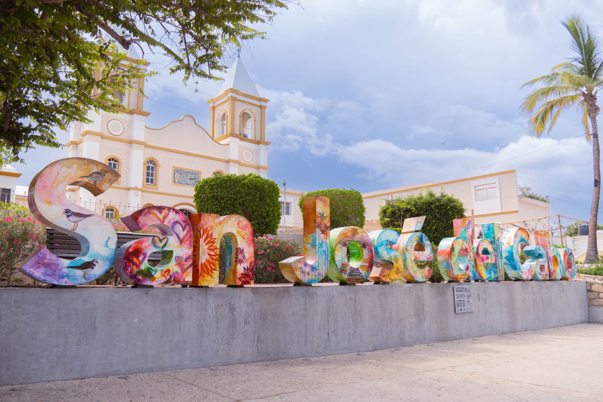 Letras coloridas de San José del Cabo frente a la iglesia