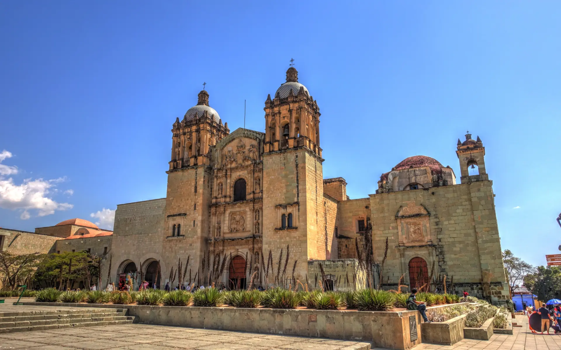 Templo de Santo Domingo de Guzmán bajo el cielo azul de Oaxaca
