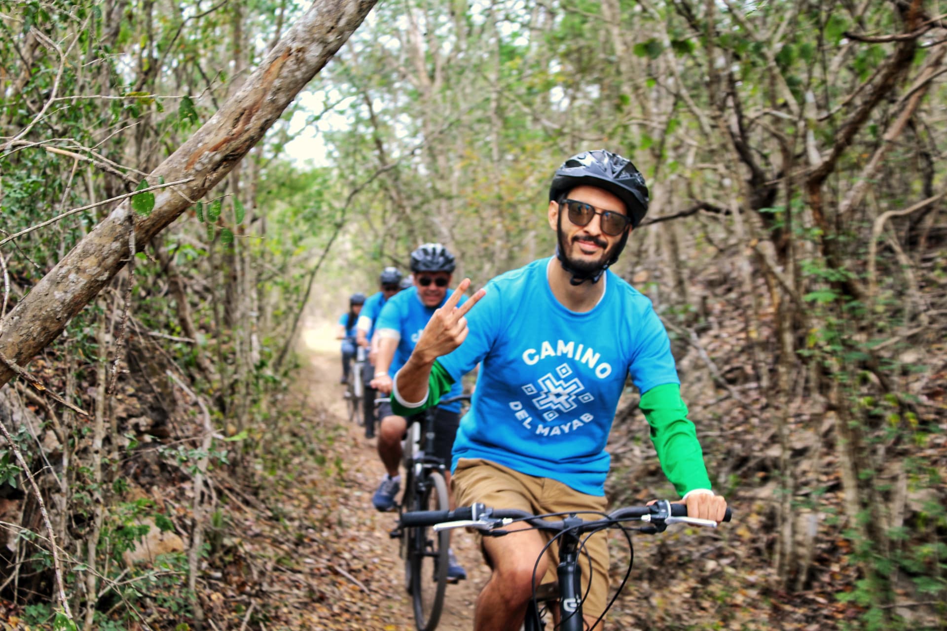 Ciclistas del Camino del Mayab avanzando por un sendero de selva baja en Yucatán
