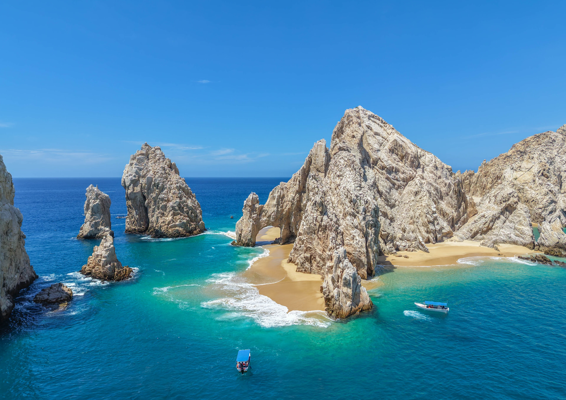 El Arco de Cabo San Lucas entre aguas turquesa y formaciones rocosas